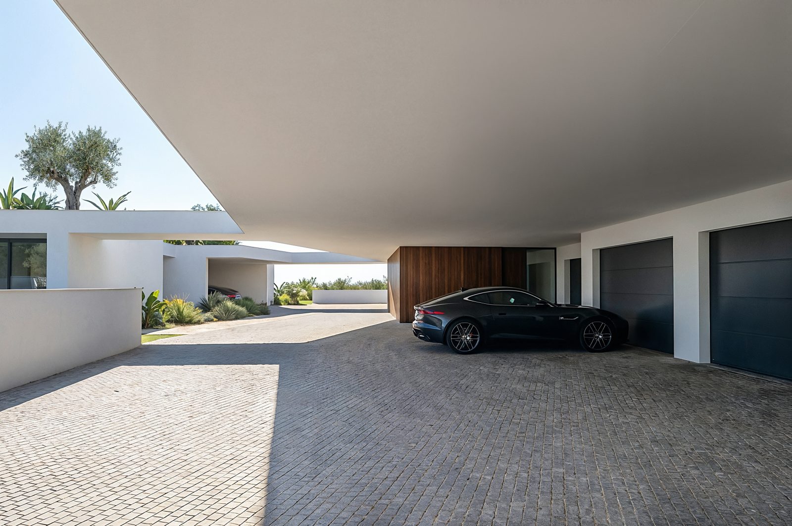 Chegada e garagem privativa — São Romão Residence, Leiria